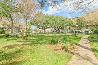 351 Lakeside Ln in Houston, TX - Foto de edificio - Building Photo