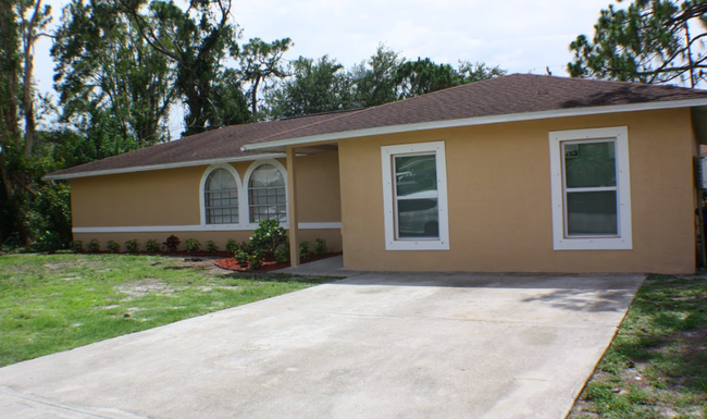 18250 Apple Rd in Ft. Myers, FL - Foto de edificio - Building Photo