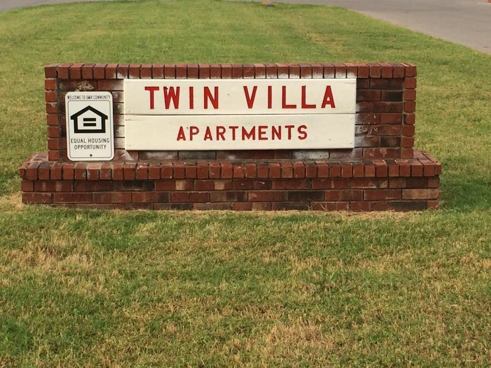 Twin Villa Apartments in Pryor, OK - Foto de edificio