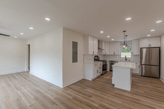 525 Rosemont Dr in Decatur, GA - Building Photo - Building Photo