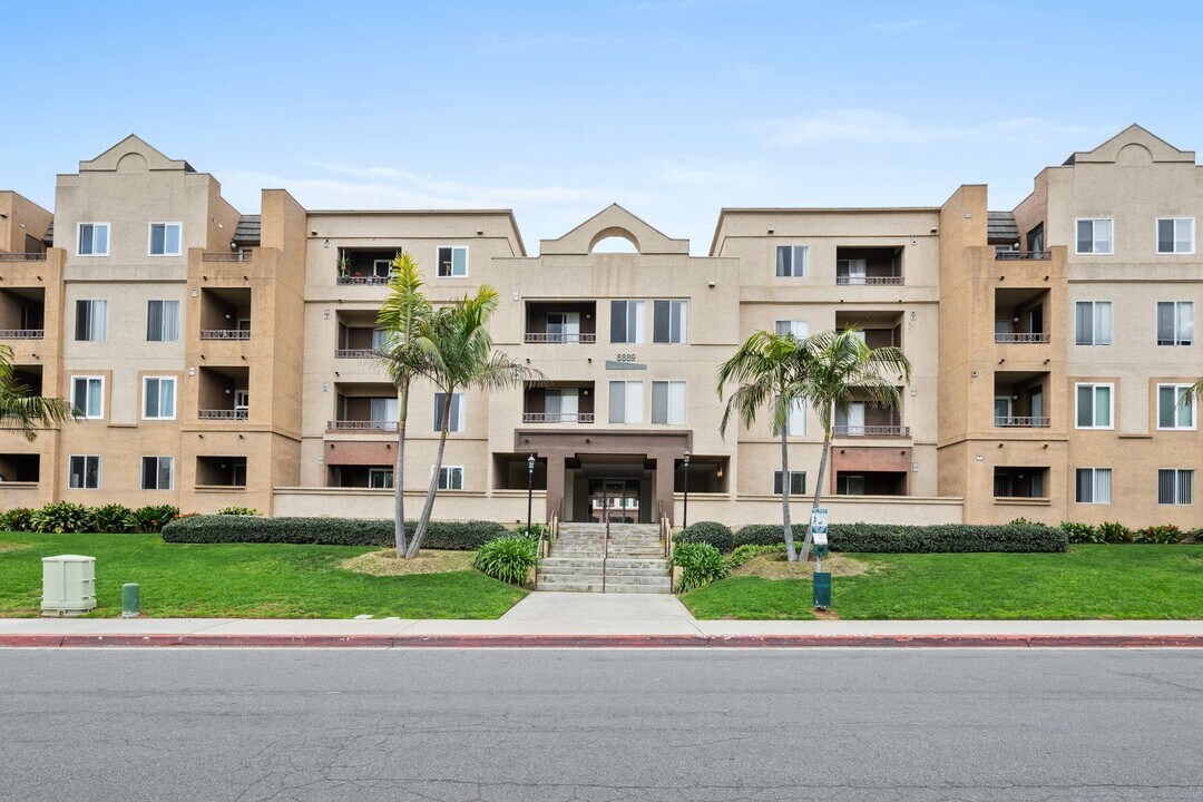 8889 Caminito Plaza Centro in San Diego, CA - Building Photo