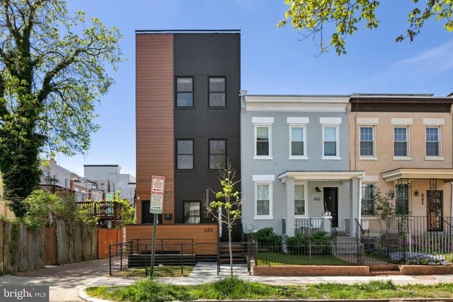 property at 655 Morton Pl NE