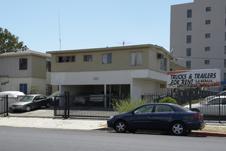 121 S Oxford Ave in Los Angeles, CA - Foto de edificio - Building Photo