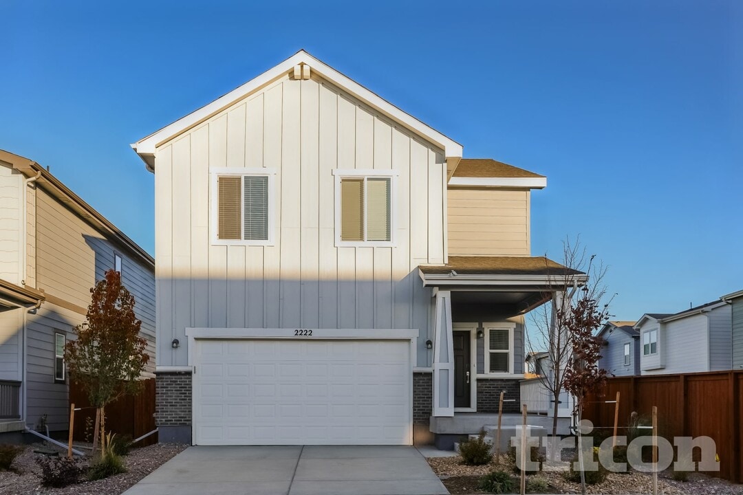 2222 Flower Blossom Ave in Brighton, CO - Foto de edificio