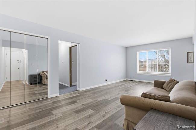 39435 Van Dyke Ave in Sterling Heights, MI - Building Photo - Building Photo