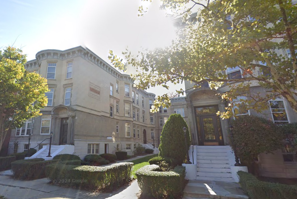 1681 Beacon St, Unit 1 in Brookline, MA - Building Photo