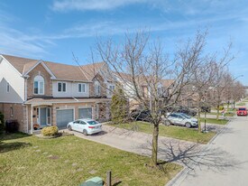 814 Village Green Blvd in Mississauga, ON - Building Photo