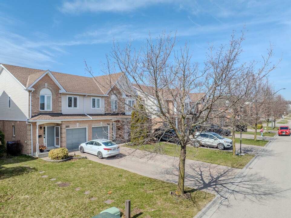 814 Village Green Blvd in Mississauga, ON - Building Photo