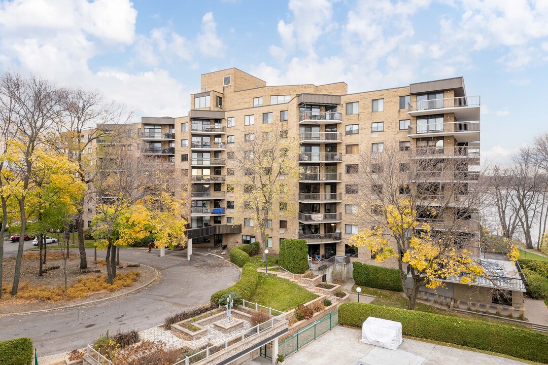 Chantilly in Laval, QC - Building Photo