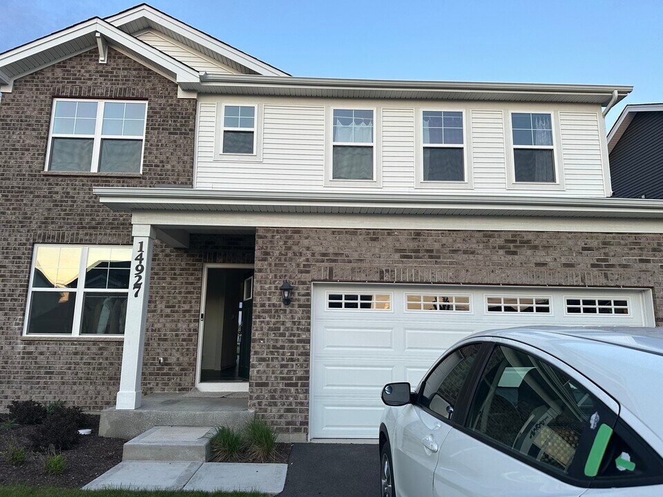 14927 S Greenbriar Dr in Plainfield, IL - Building Photo