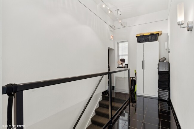 64 W Superior St in Chicago, IL - Building Photo - Building Photo