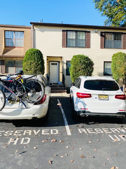 615 Orlando St in Edison, NJ - Building Photo
