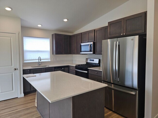 621 Arnold St in Madras, OR - Building Photo - Building Photo