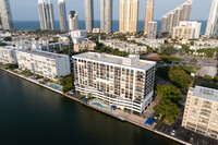 Bay Country Club Condos in Sunny Isles Beach, FL - Foto de edificio - Building Photo