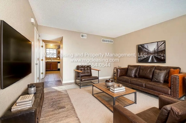 206 NW Woods Chapel Rd