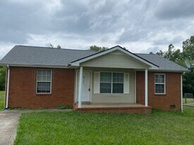 200 Hugh Hunter Rd in Oak Grove, KY - Building Photo