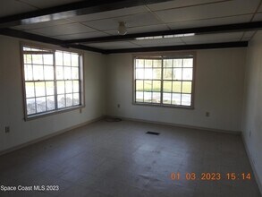 484 Bridgeport Ave NW in Palm Bay, FL - Foto de edificio - Building Photo