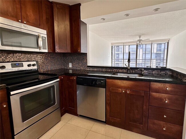 20500 W Country Club Dr in Miami, FL - Building Photo - Building Photo