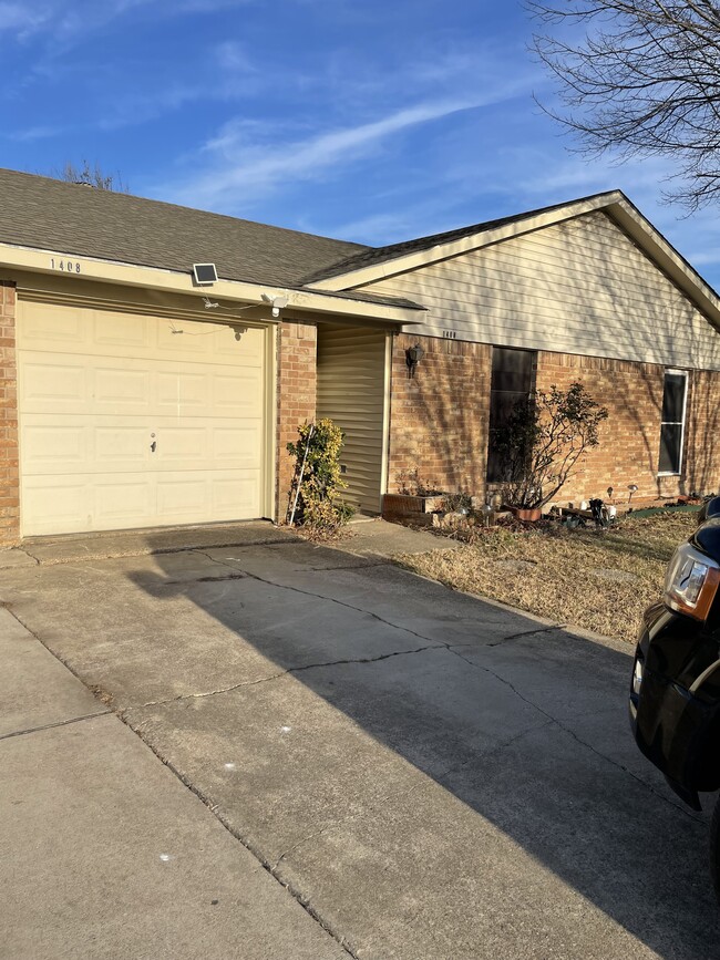 property at 1408 Bluffview Dr