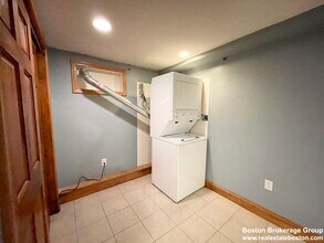 241 W 3rd St, Unit 2 in Boston, MA - Foto de edificio - Building Photo