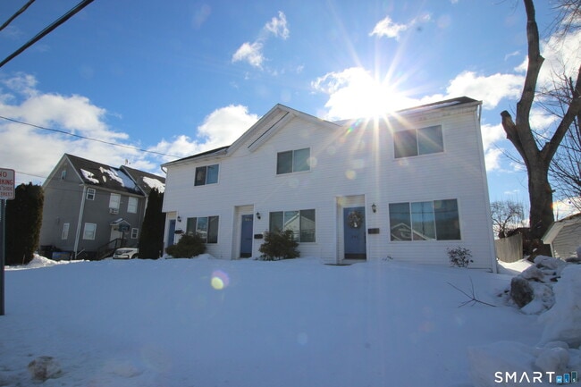 34 James St in Danbury, CT - Building Photo - Building Photo