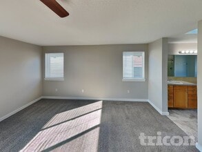 2525 W 10th St, Unit 102 in Washougal, WA - Foto de edificio - Building Photo