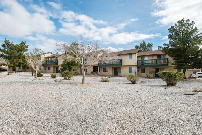 16239 Apple Valley Rd in Apple Valley, CA - Foto de edificio - Building Photo