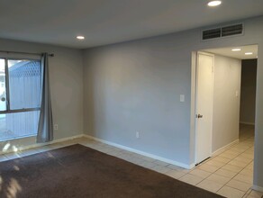 2100 Pinon Springs Cir, Unit C in Bakersfield, CA - Building Photo - Building Photo