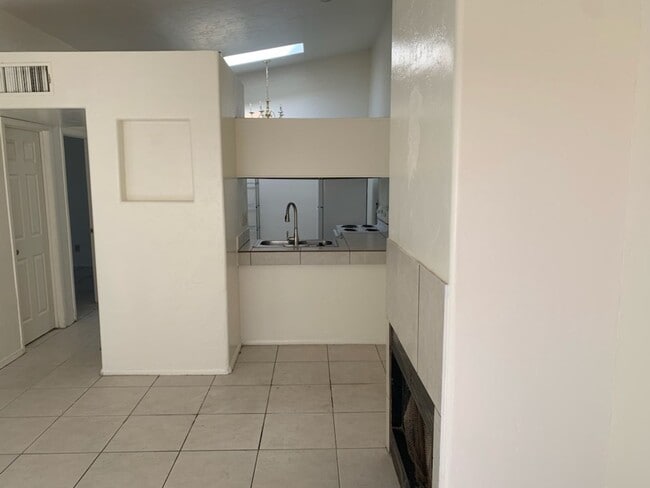 379 E Thoroughbred St in Tucson, AZ - Building Photo - Building Photo