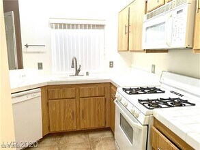 251 S Green Valley Pkwy in Henderson, NV - Foto de edificio - Building Photo