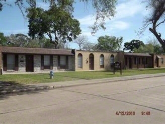 Oak Park Town Homes in Clute, TX - Foto de edificio