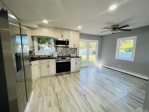 200 Hicksville Rd in Seaford, NY - Building Photo - Building Photo