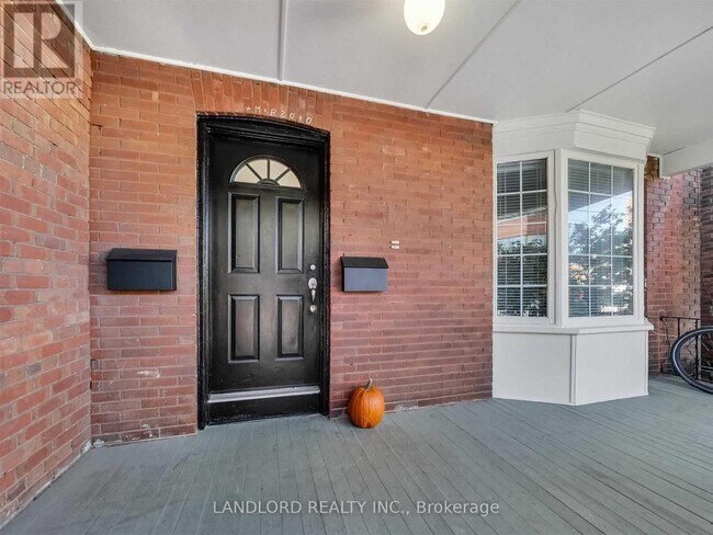 2251 Dundas St W in Toronto, ON - Building Photo - Building Photo