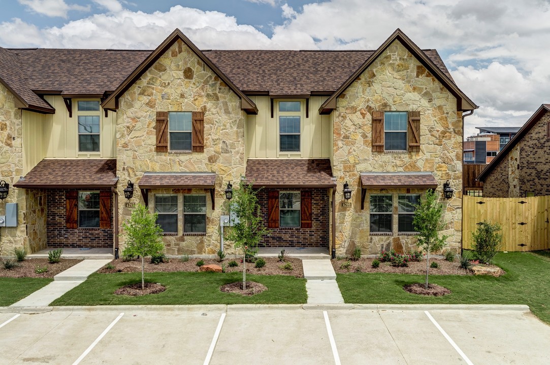 Barracks Townhomes in College Station, TX - Building Photo