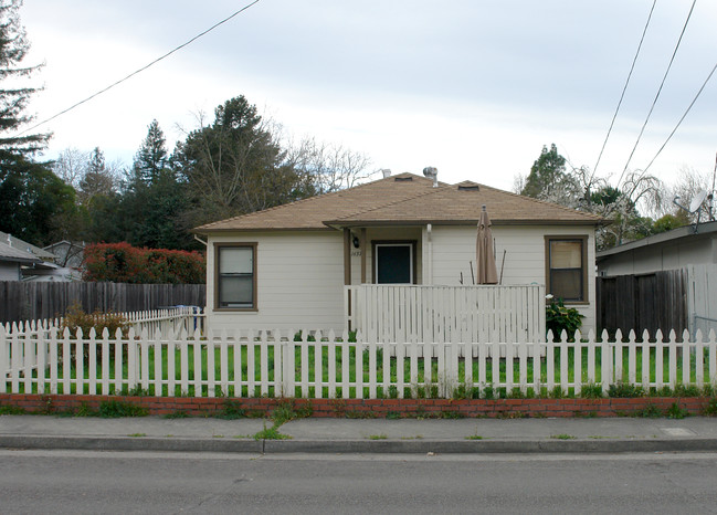 1637 Orchard St in Santa Rosa, CA - Building Photo - Building Photo