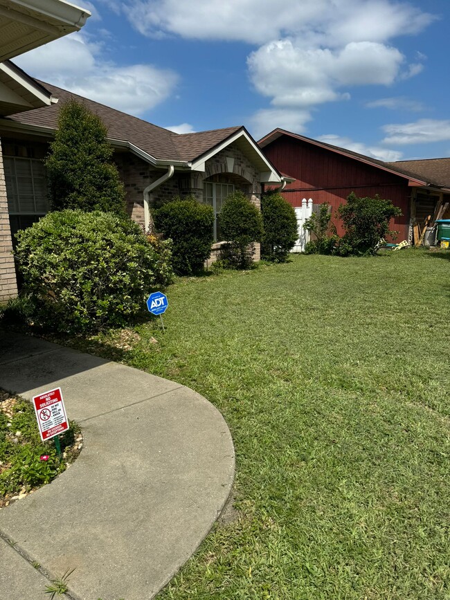 1942 Greenview Dr in Deltona, FL - Building Photo - Building Photo