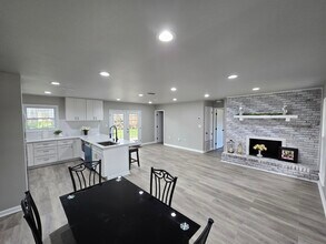 726 Clark Dr NW in Fort Walton Beach, FL - Foto de edificio - Building Photo