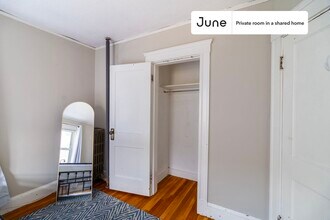Room in Shared 4 bed/1 bath home in Somerville, MA - Building Photo - Building Photo