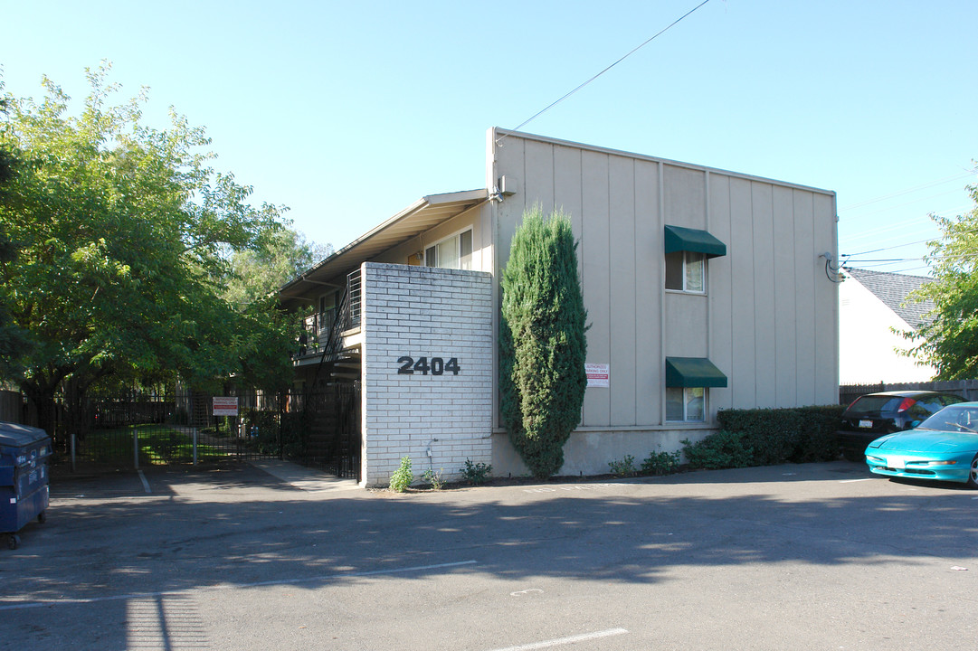 Shaliman Arms in Sacramento, CA - Building Photo