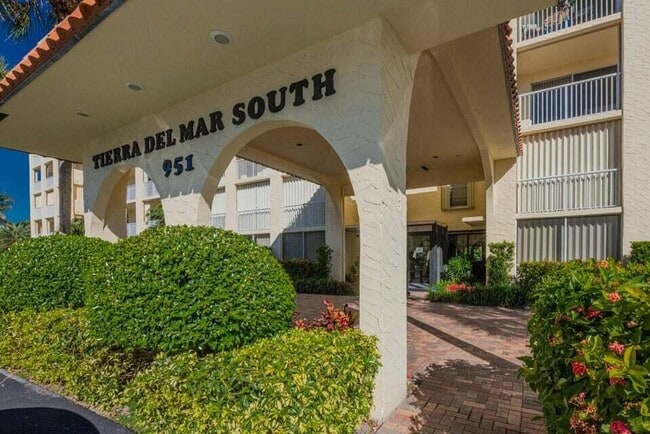 951 De Soto Rd in Boca Raton, FL - Building Photo - Building Photo