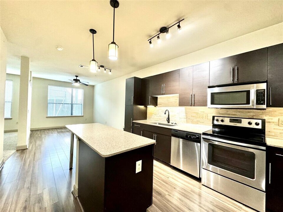 3788 Richmond Ave. in Houston, TX - Building Photo