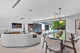 2500 Bayview Dr in Fort Lauderdale, FL - Foto de edificio - Building Photo