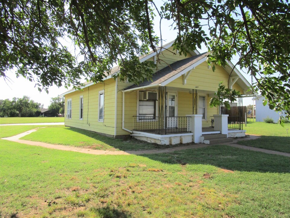 563 Coffee St in Hydro, OK - Building Photo