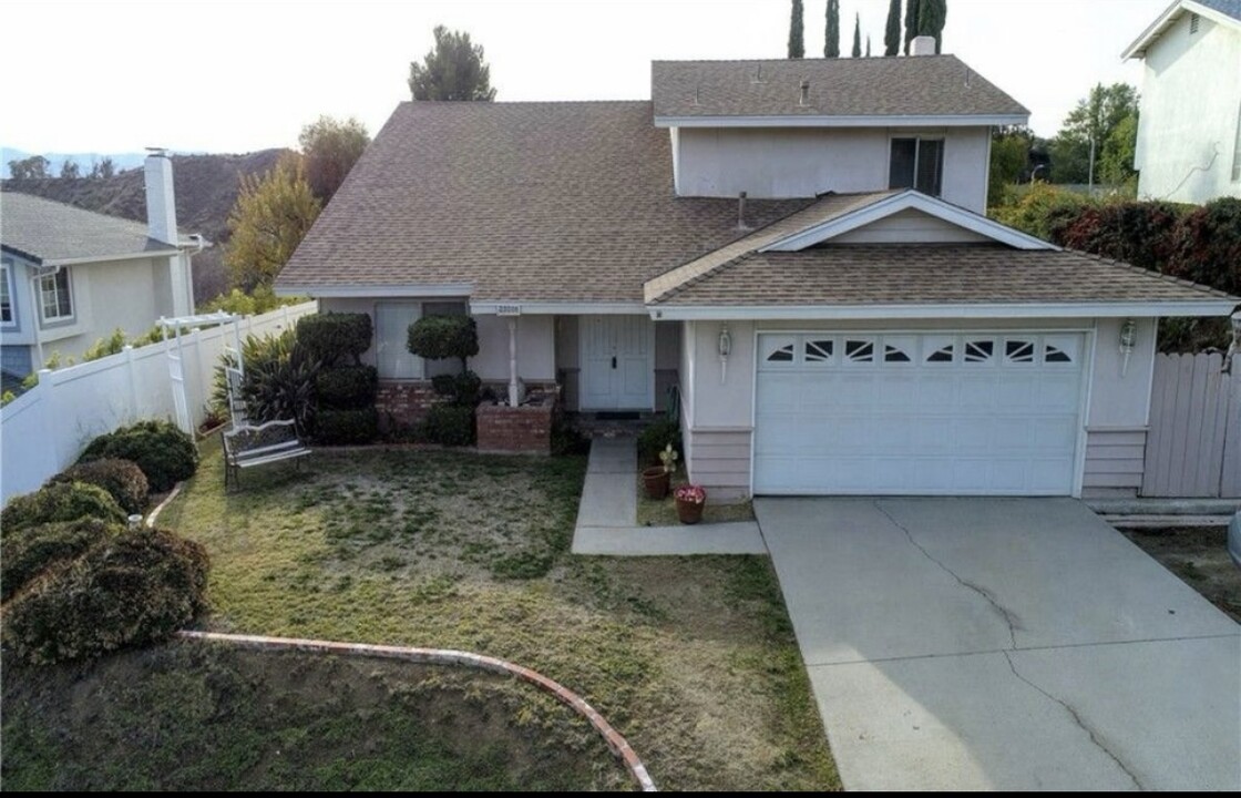 23208 Cuervo Dr in Santa Clarita, CA - Building Photo