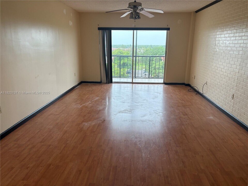 4164 Inverrary Dr, Unit 807 in Lauderhill, FL - Building Photo