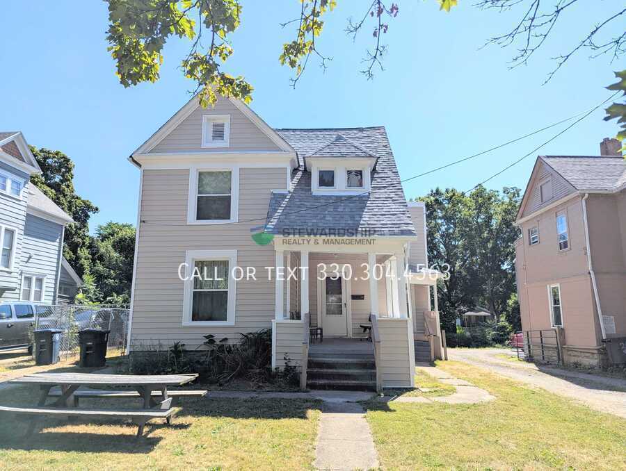 147 Rhodes Ave in Akron, OH - Building Photo