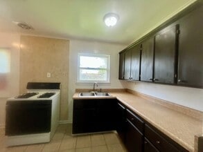 240 Azalea Dr in Westwego, LA - Building Photo - Building Photo