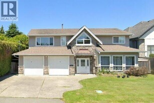 9228 Pinewell Crescent in Richmond, BC - Building Photo