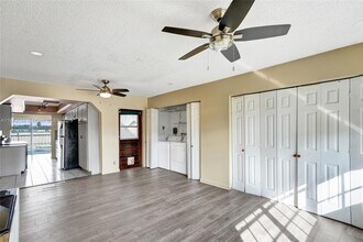 5551 SW 57th St in Davie, FL - Foto de edificio - Building Photo