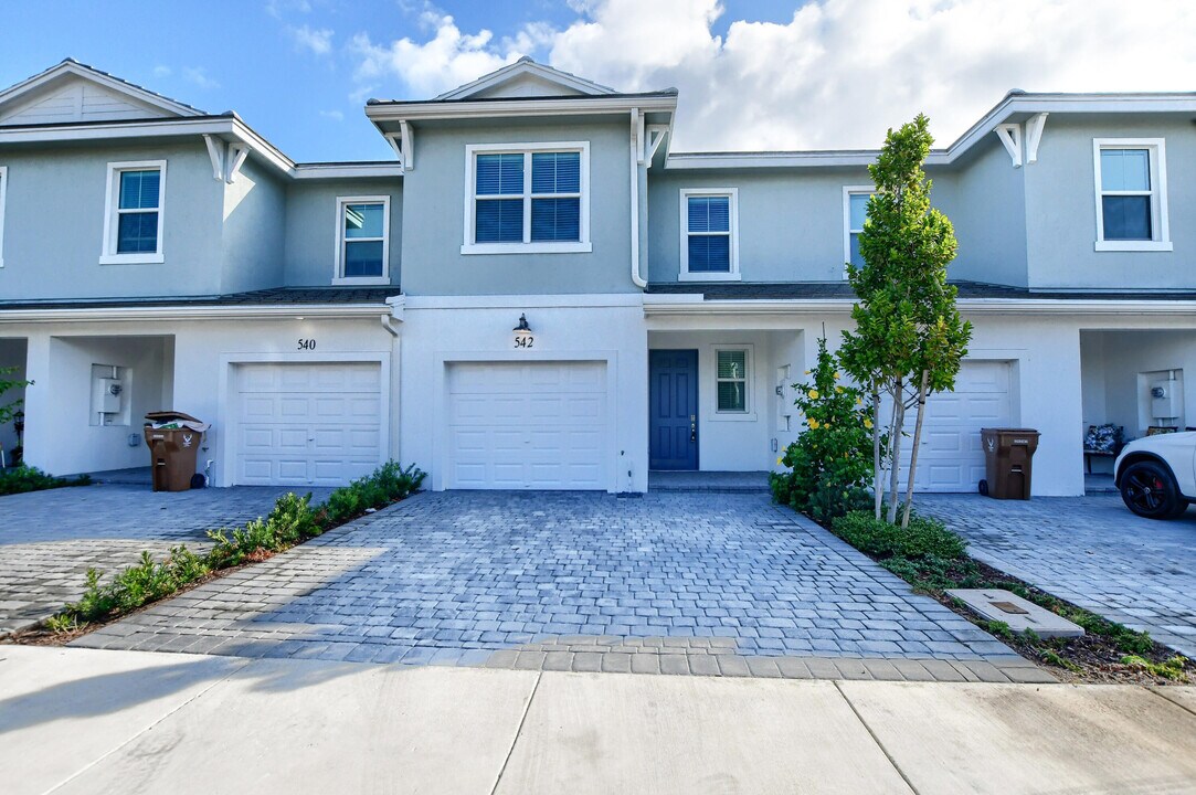 542 Sanderling Cir in Deerfield Beach, FL - Building Photo